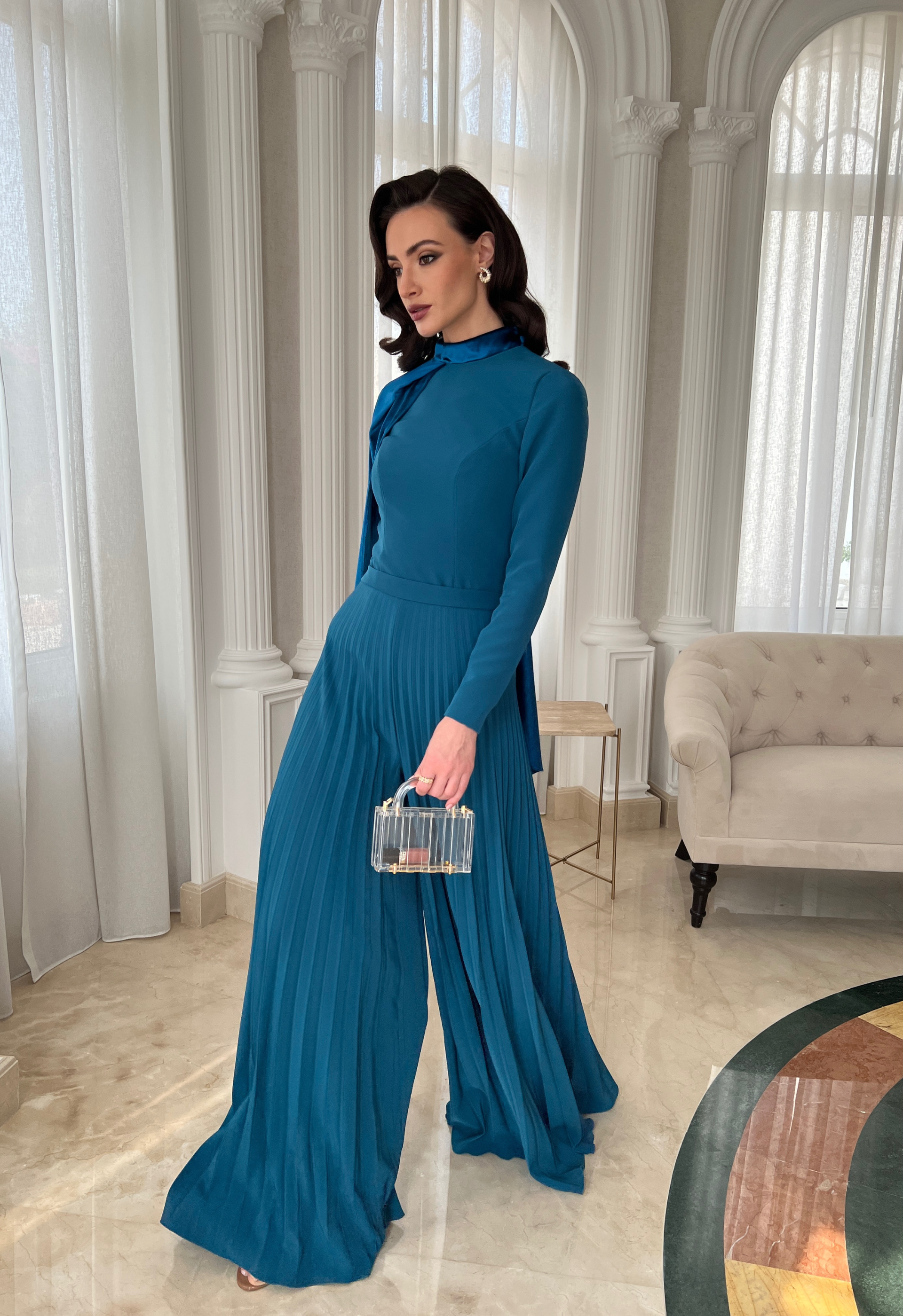 Top in crepe and velvet with pants in pleated crepe