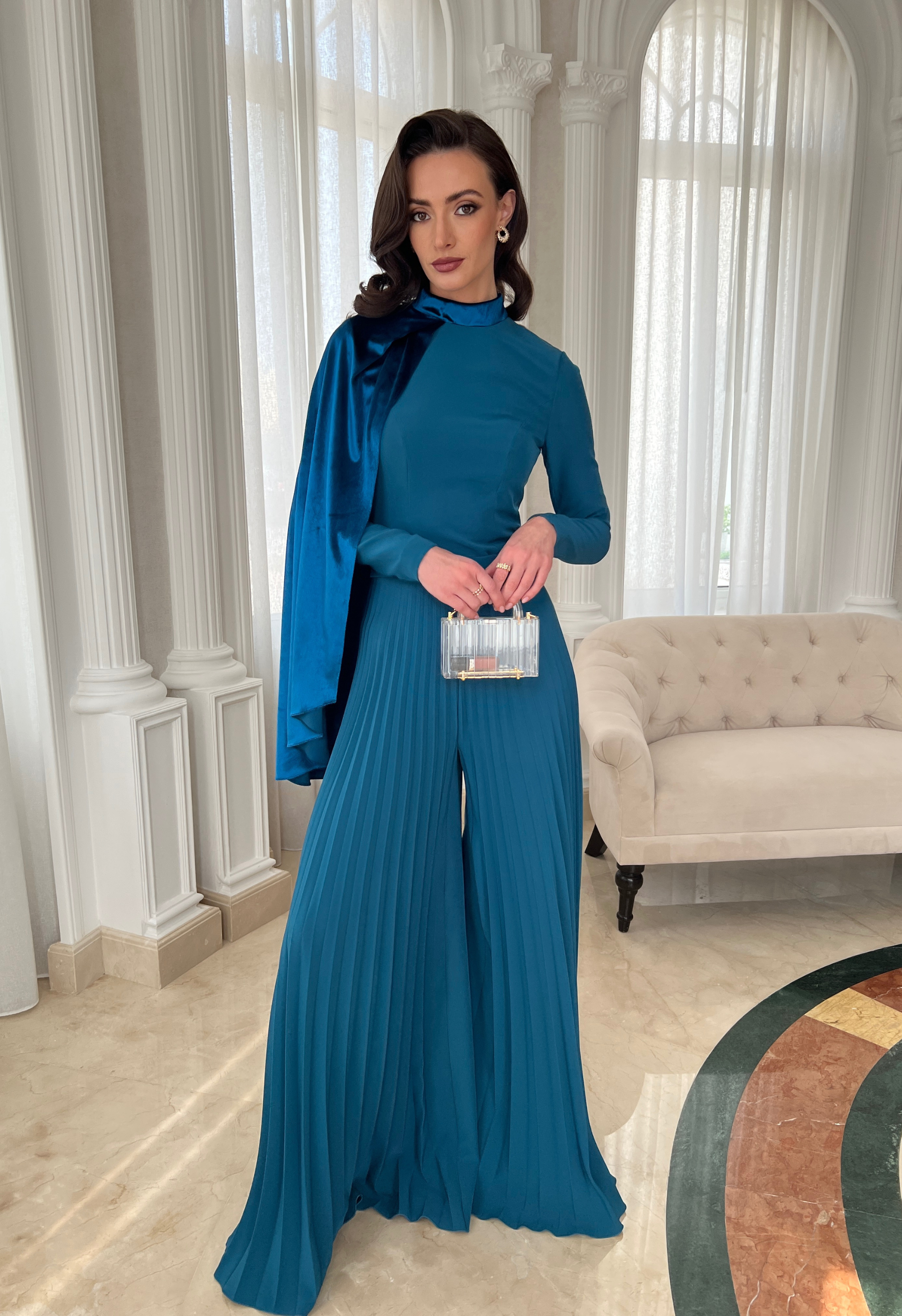 Top in crepe and velvet with pants in pleated crepe