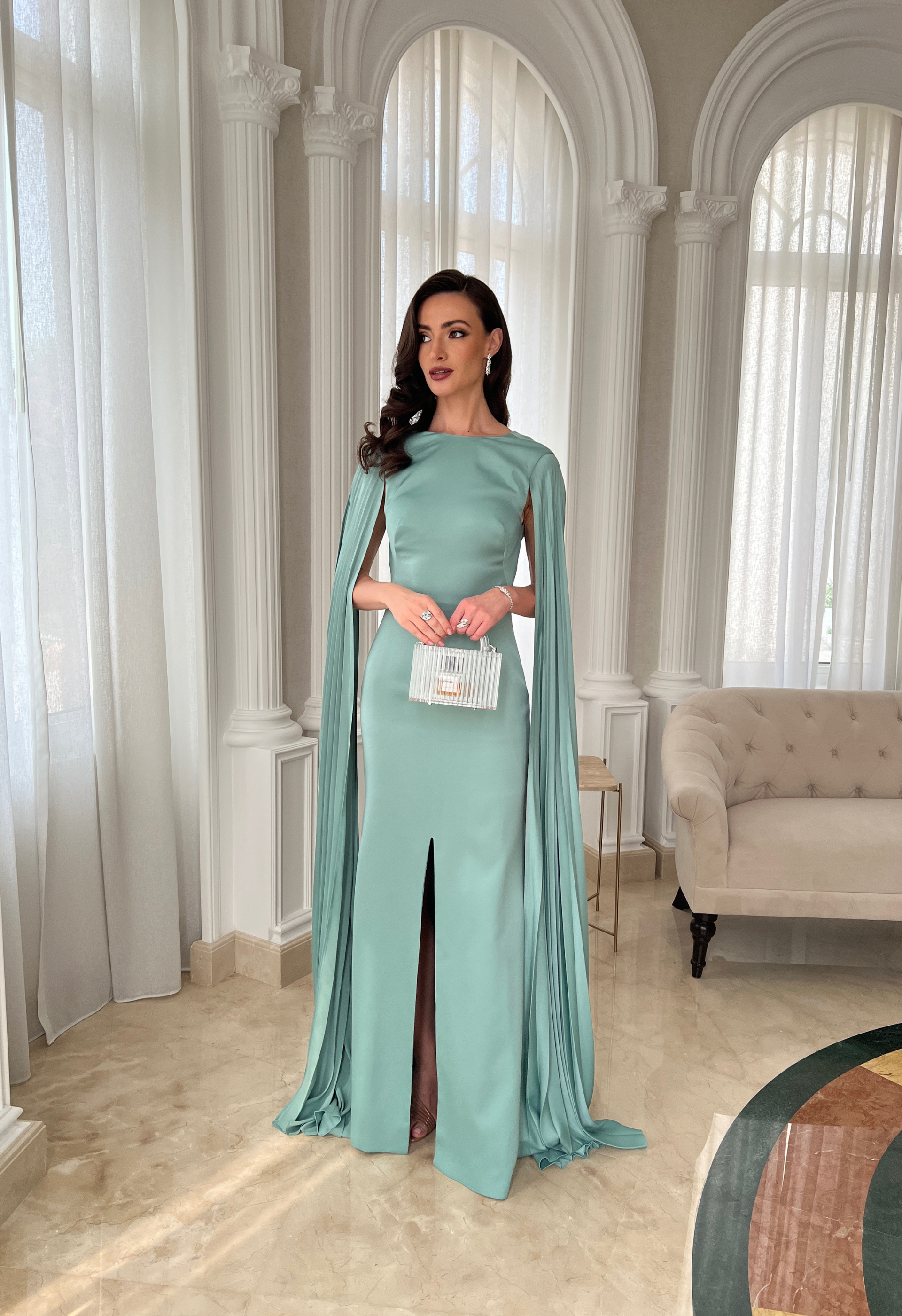 فستان طويل بأكمام مطوية