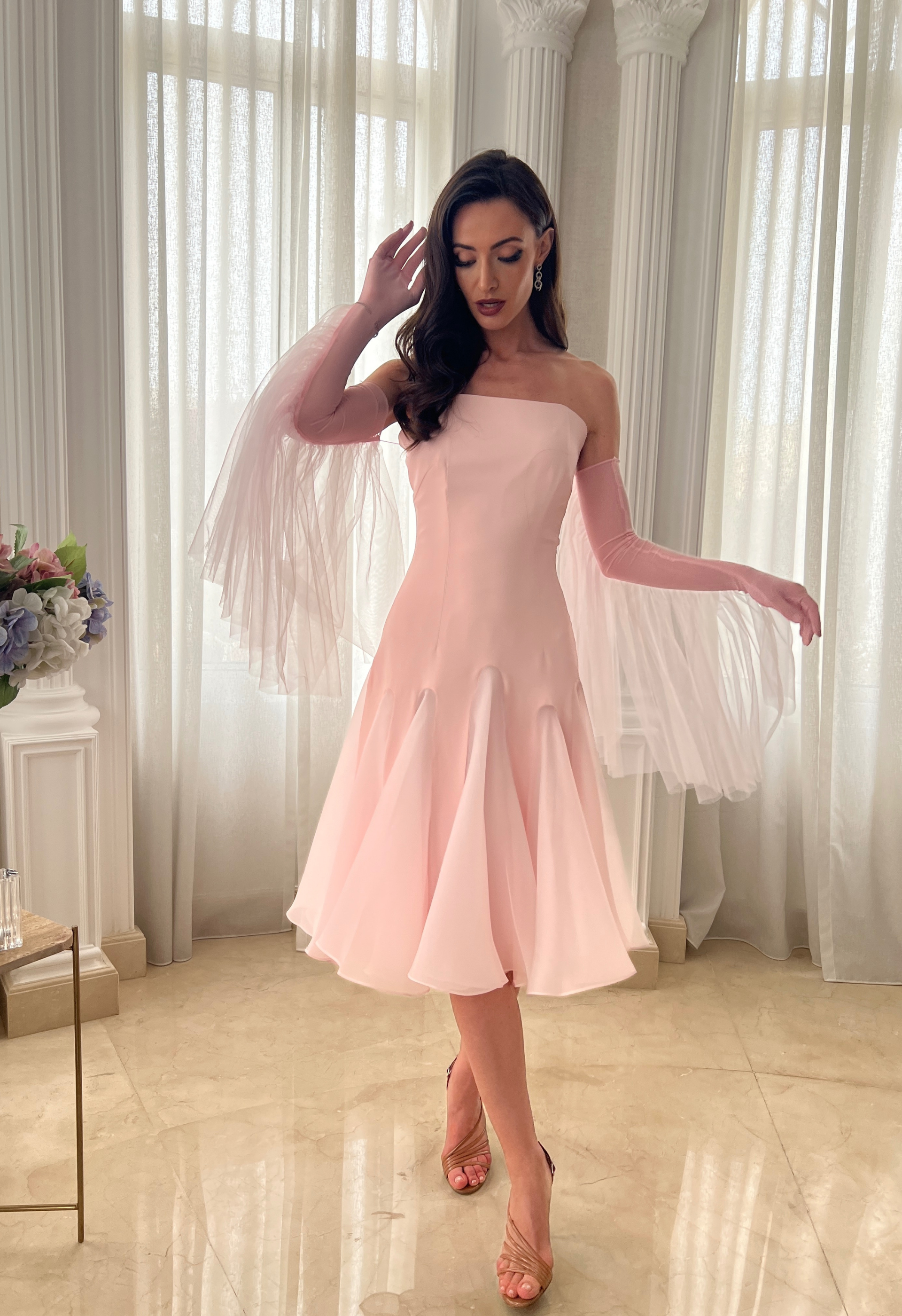 Strapless gown with tulle glove