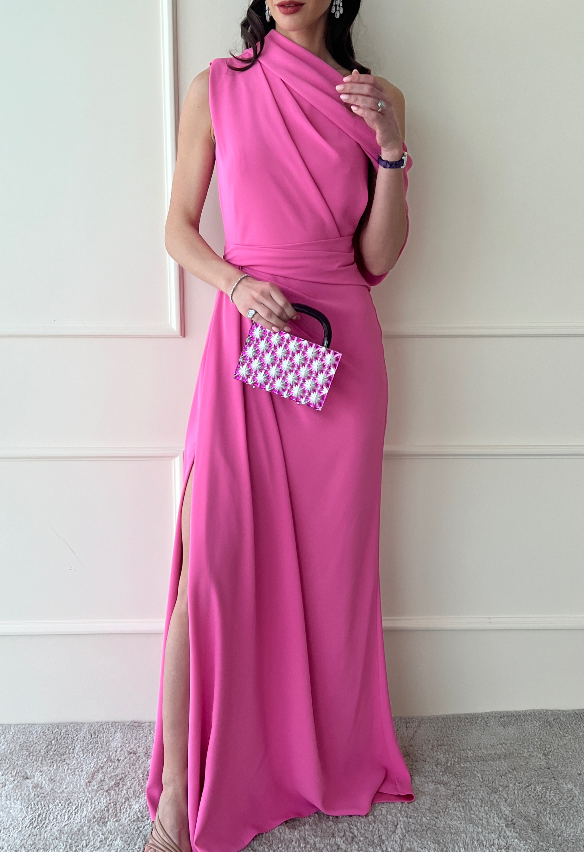 فستان بياقة غير متناظرة