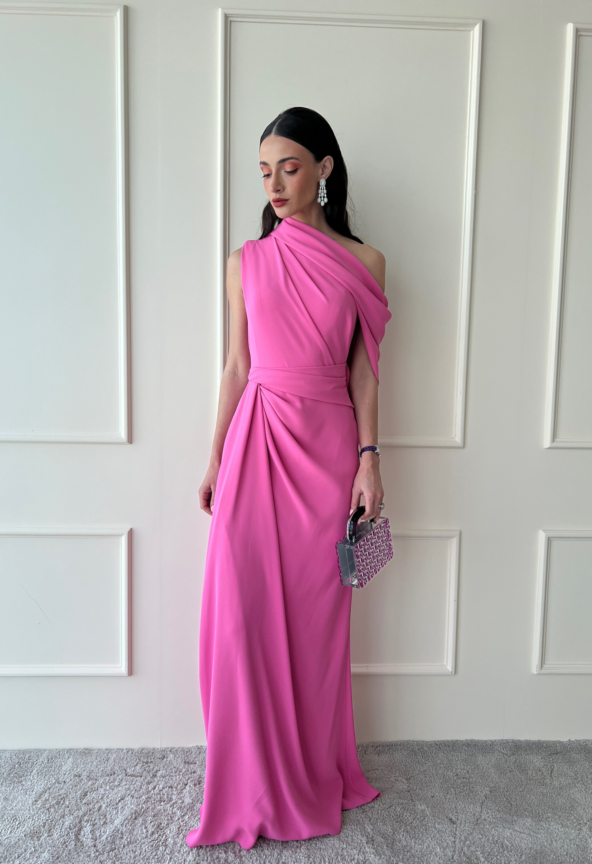 فستان بياقة غير متناظرة