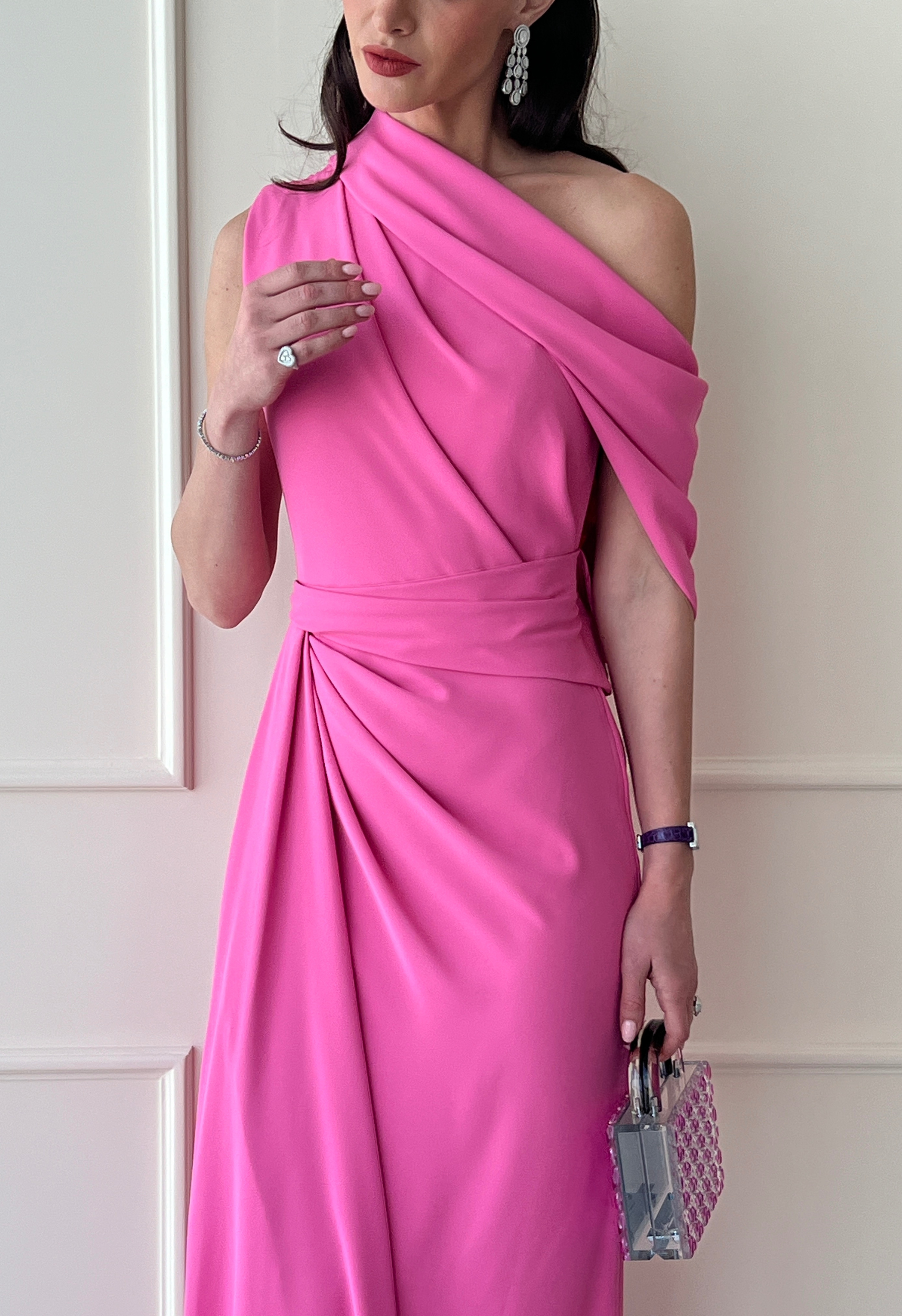 فستان بياقة غير متناظرة