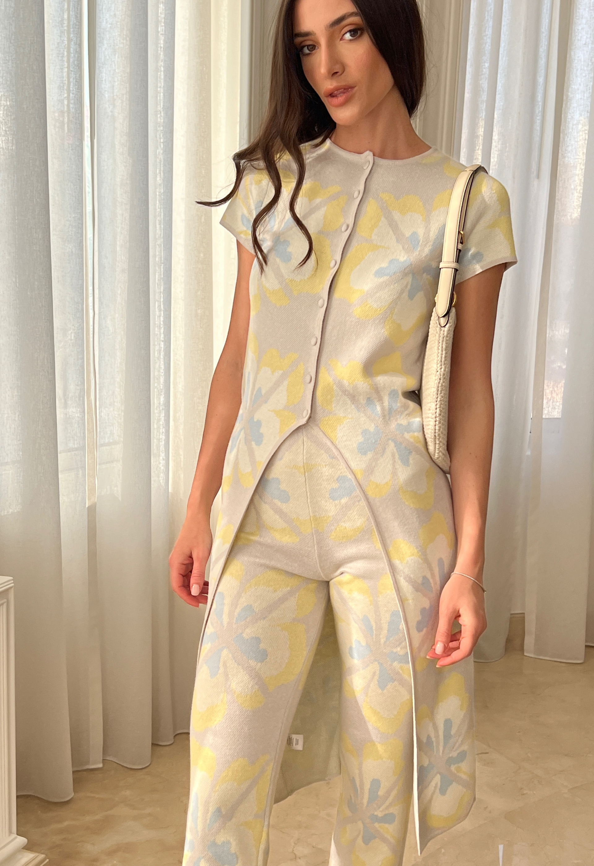 بنطلون بلوني الأصفر والأزرق