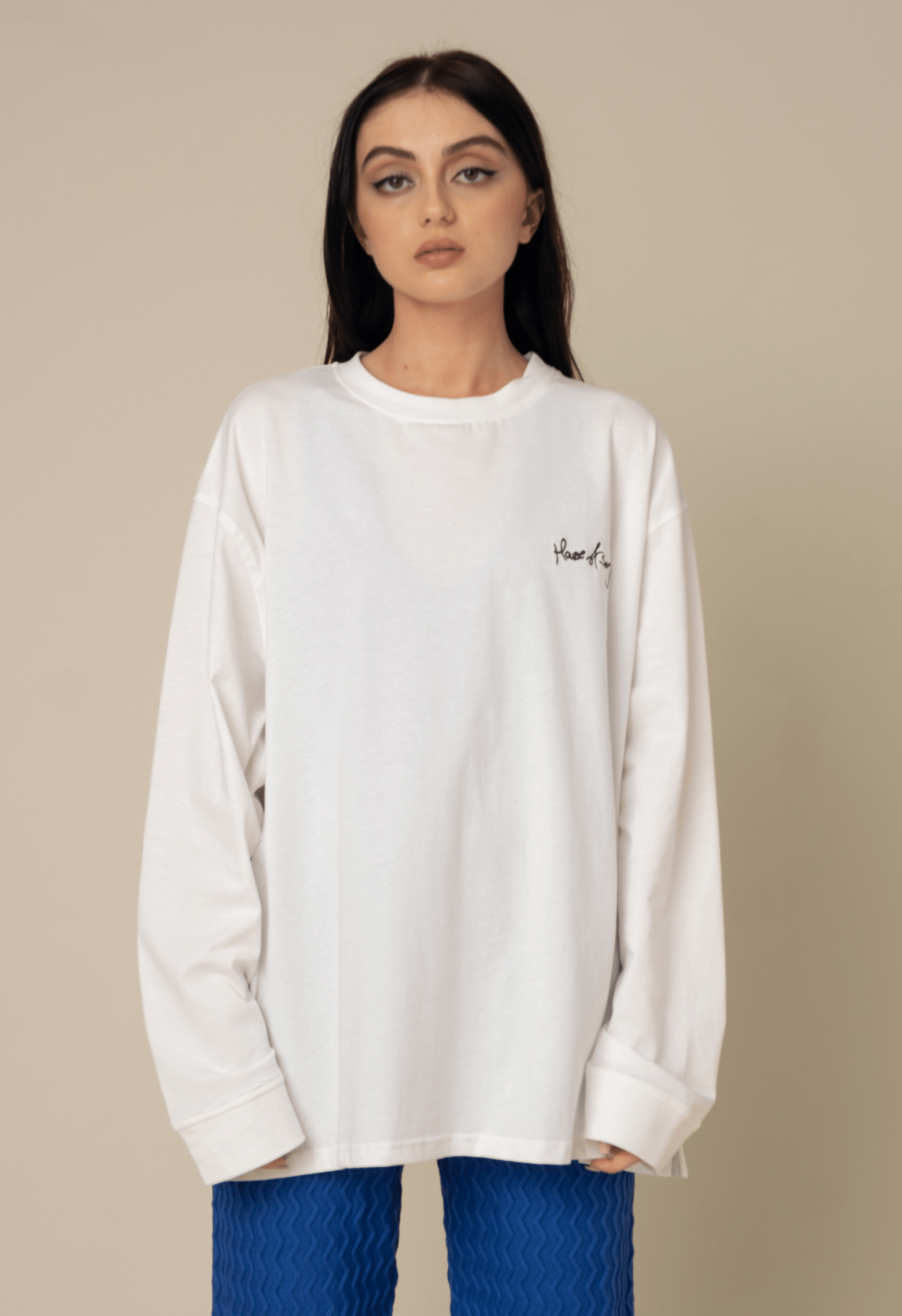 سويت شرت باللون الأبيض