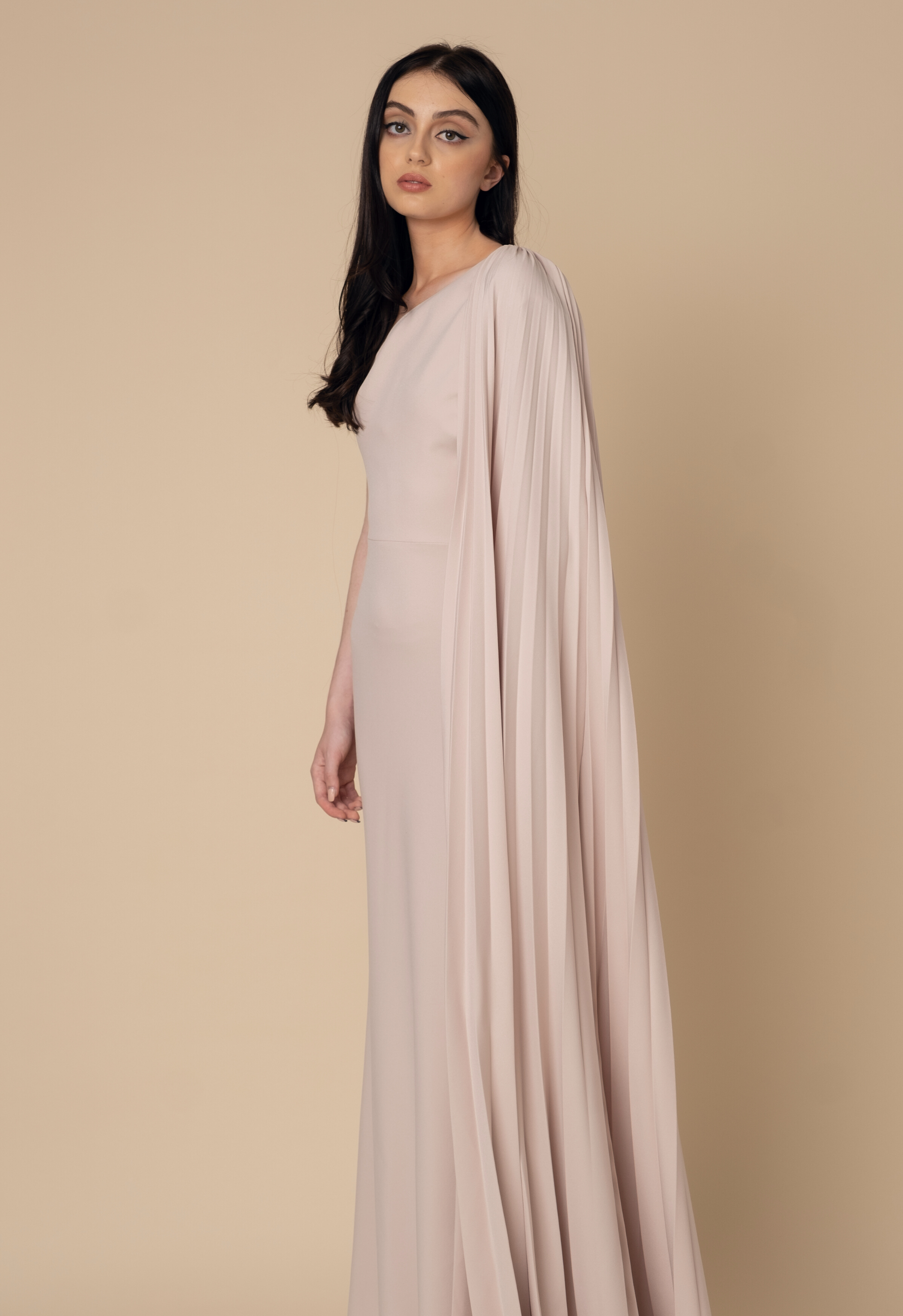 فستان كريب مع كاب بالكسرات باللون البيج