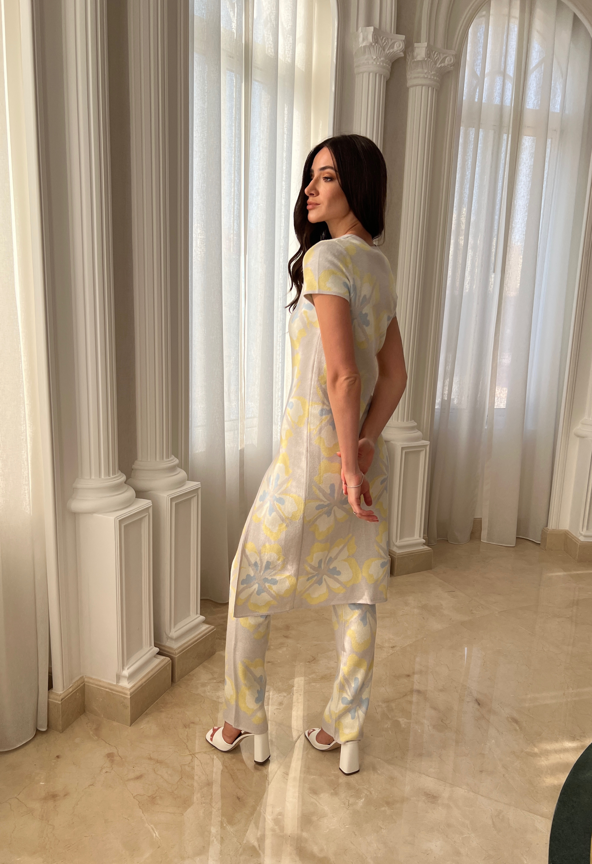 بنطلون بلوني الأصفر والأزرق