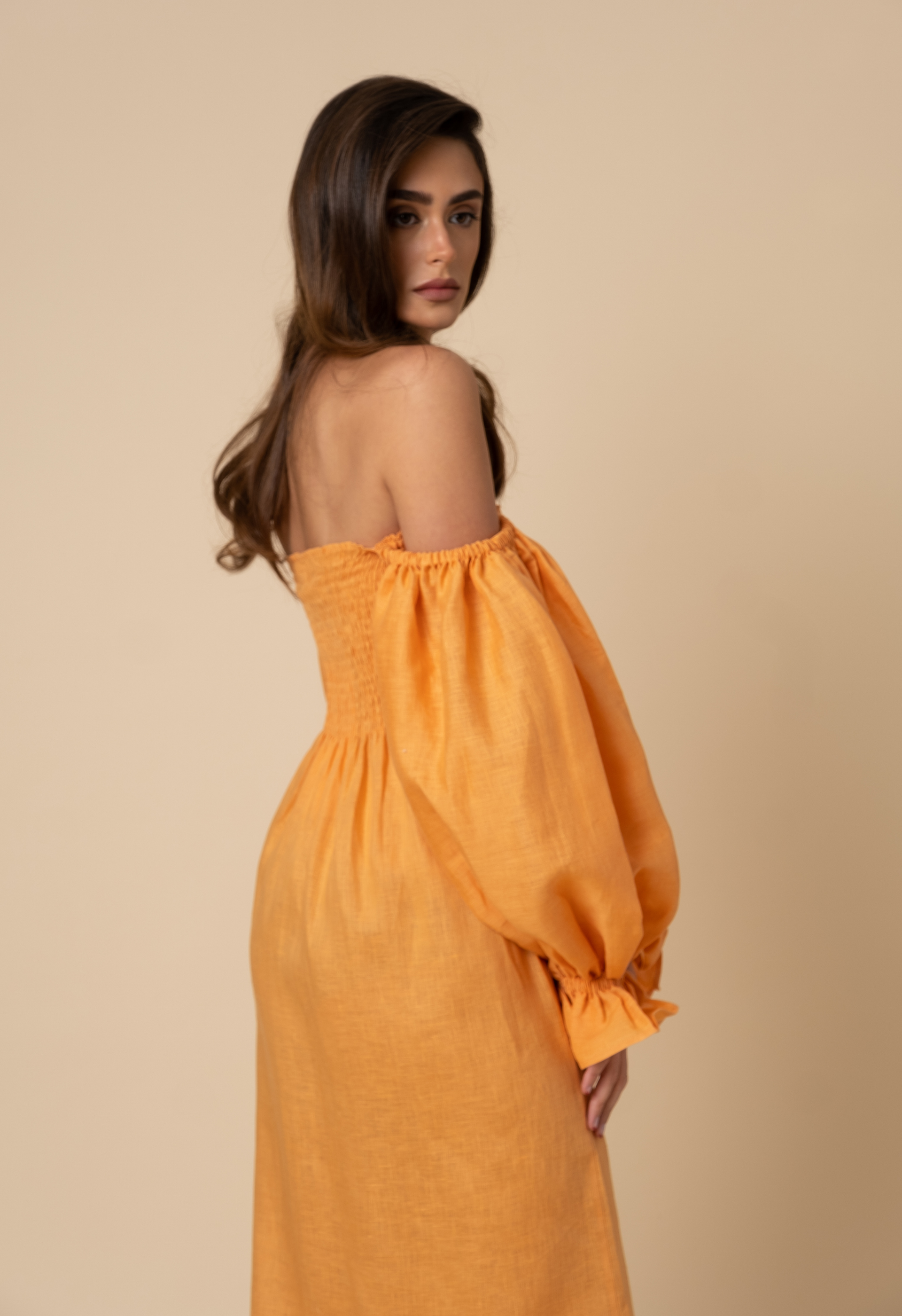 فستان "اتلانتا" من الكتان باللون البرتقالي