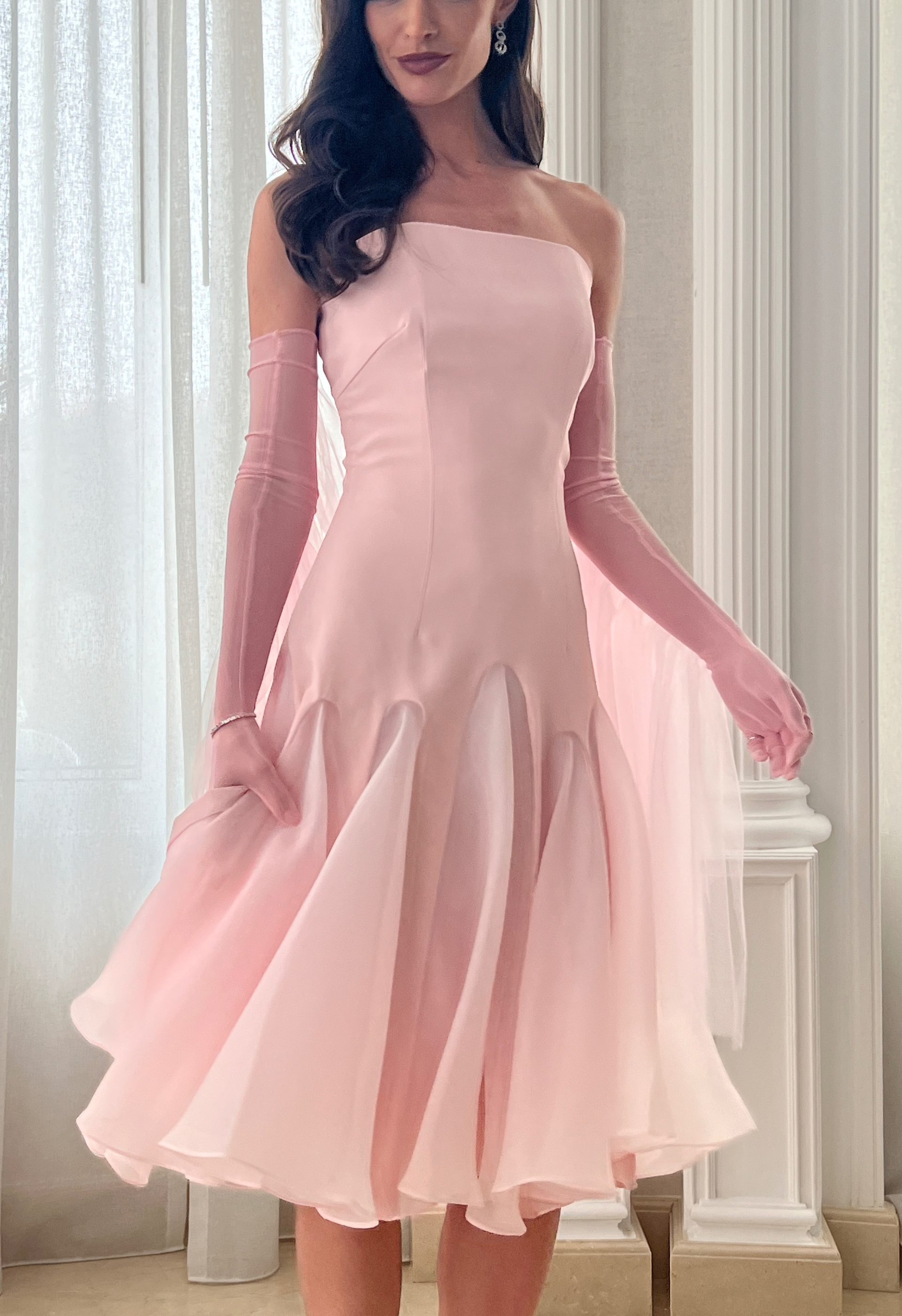 Strapless gown with tulle glove