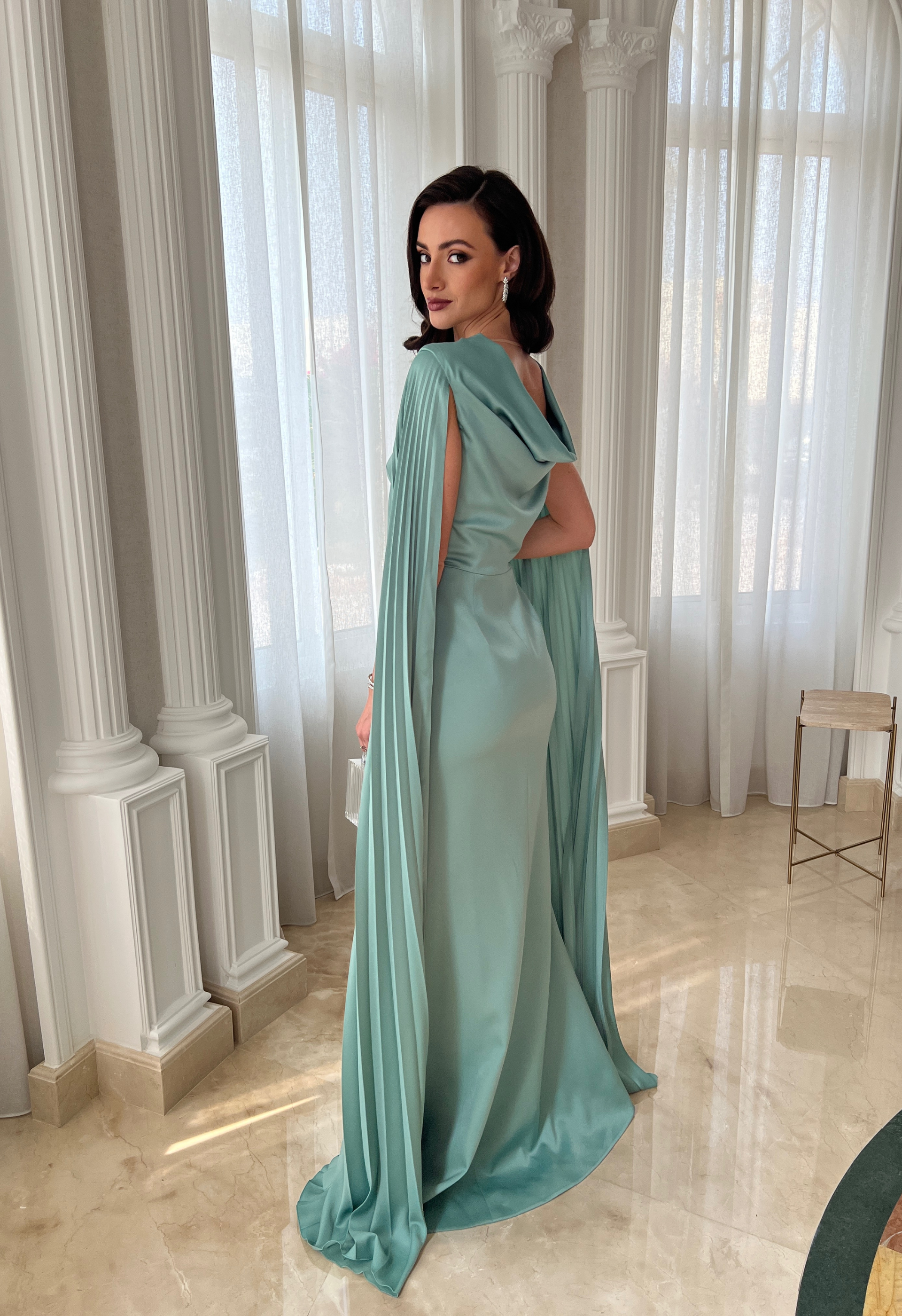 Long dress with pleated sleeves