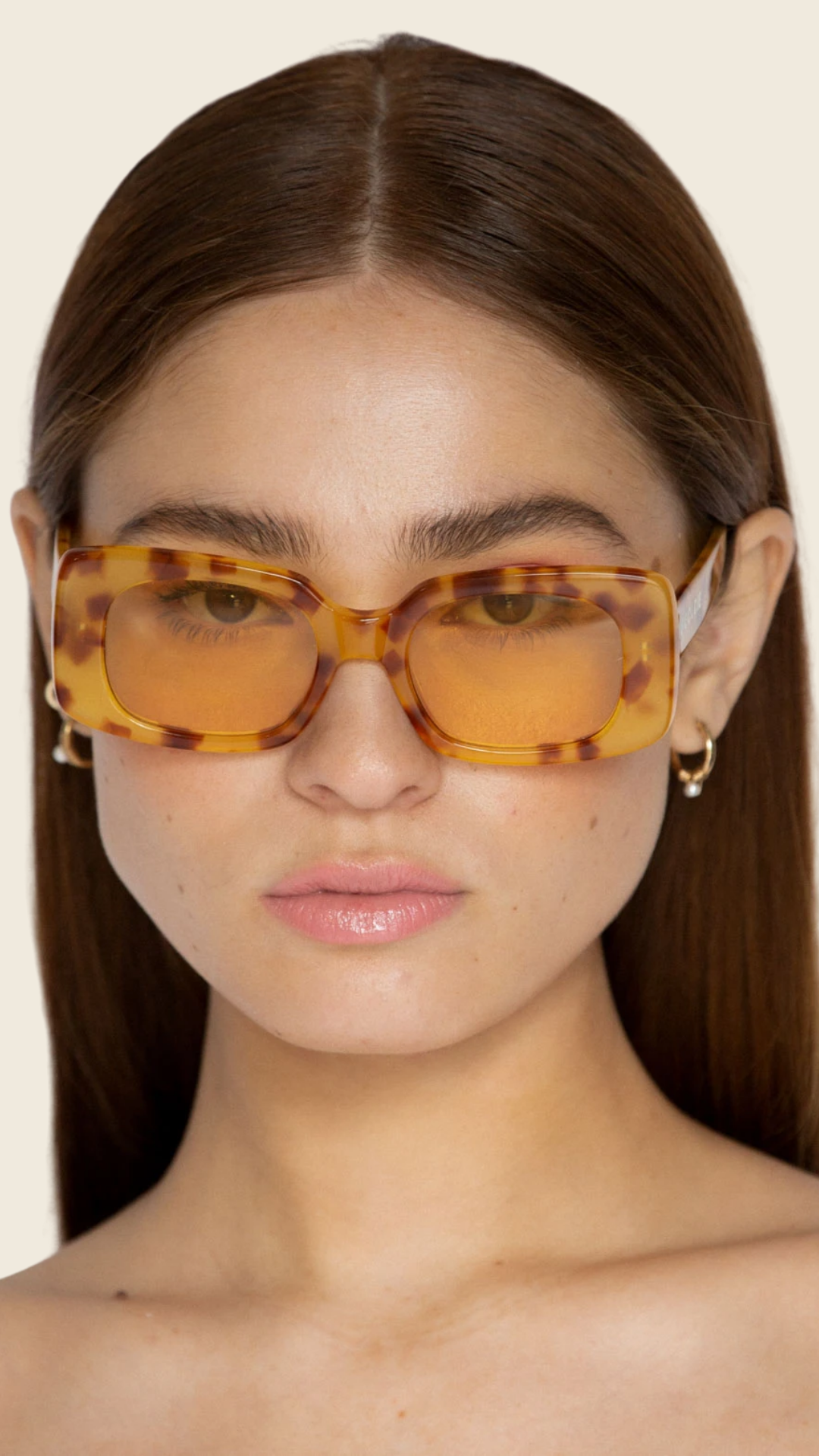 نظارات شمسية باللون البني