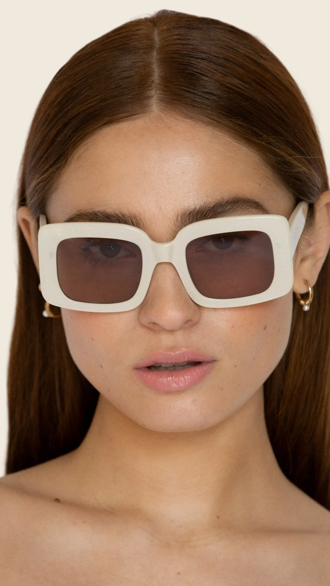 نظارات شمسية باللون الأبيض