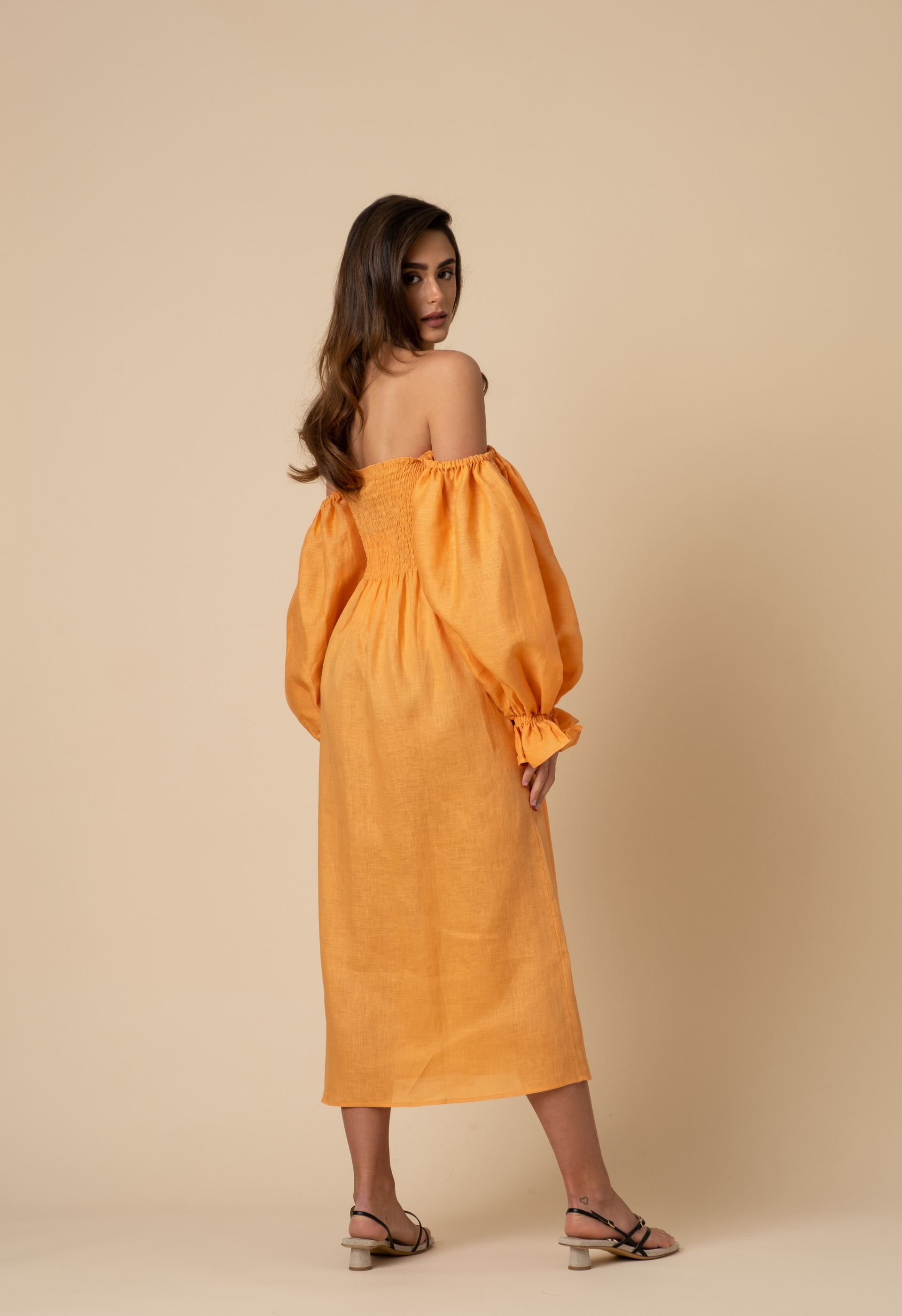 فستان "اتلانتا" من الكتان باللون البرتقالي