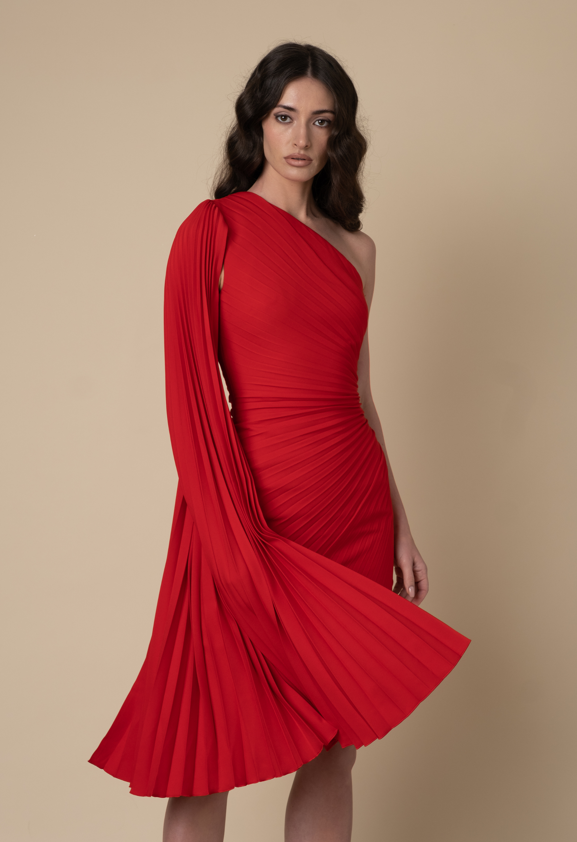 فستان كريب مع كاب بالكسرات باللون الأحمر